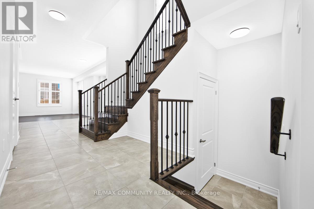 33 Liam Lane, Markham, Ontario  L3S 3J5 - Photo 4 - N12994124