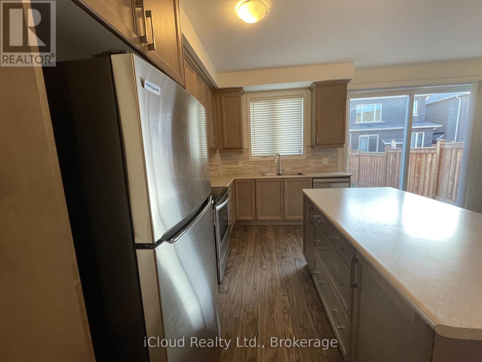 1360 Sycamore Gardens, Milton, Ontario  L9E 1R3 - Photo 11 - W12994106