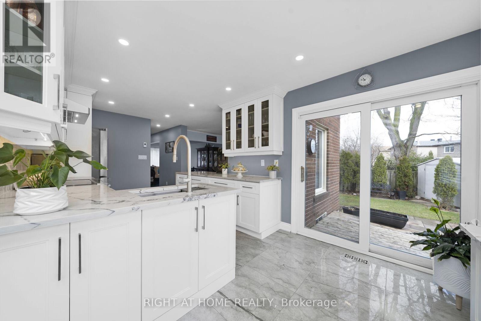 3038 Hillis Court, Mississauga, Ontario  L5N 5A4 - Photo 16 - W12994134