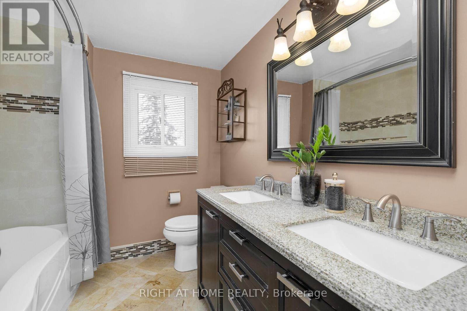 3038 Hillis Court, Mississauga, Ontario  L5N 5A4 - Photo 27 - W12994134