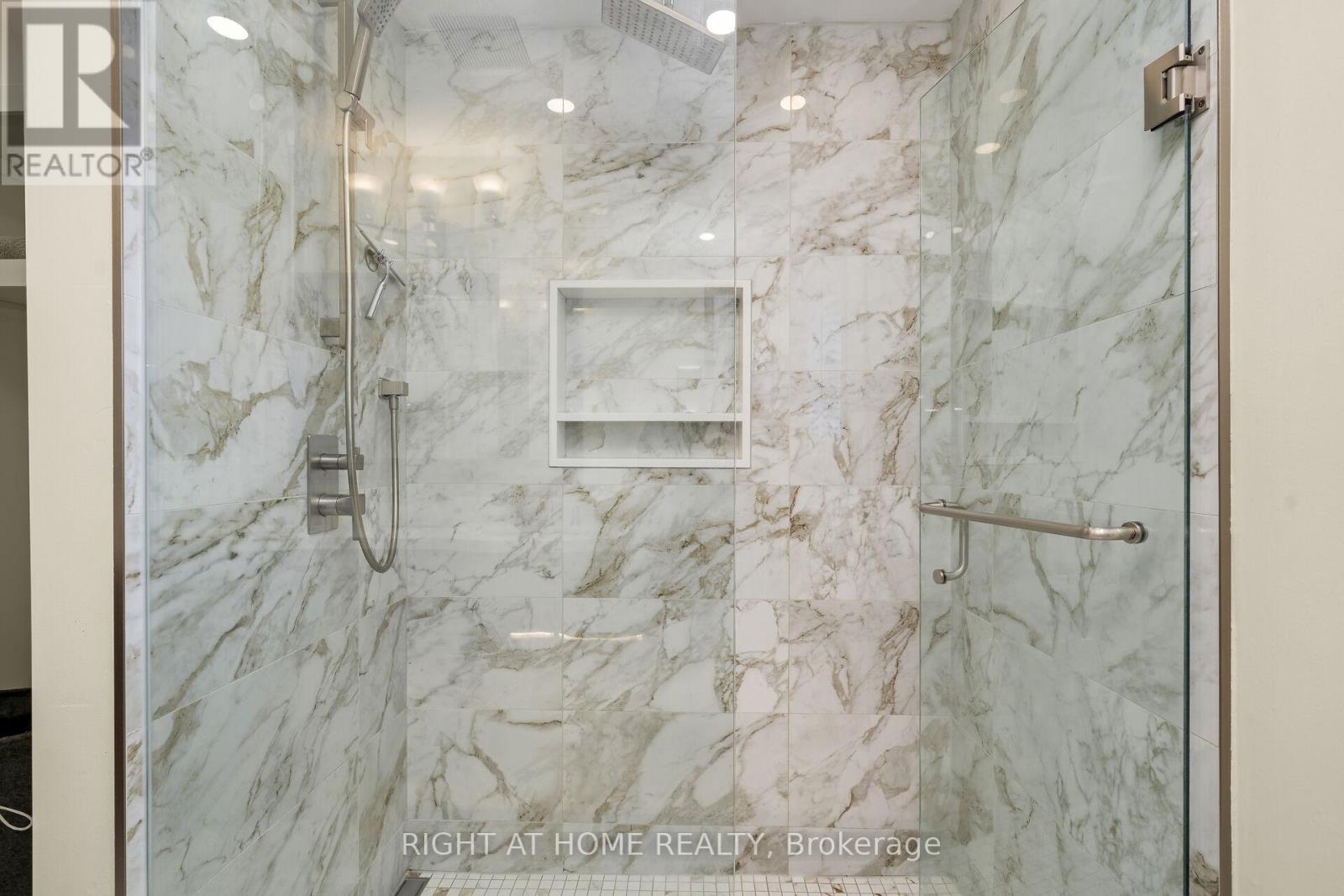 3038 Hillis Court, Mississauga, Ontario  L5N 5A4 - Photo 35 - W12994134