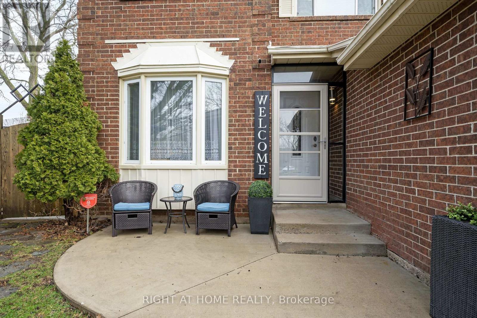 3038 Hillis Court, Mississauga, Ontario  L5N 5A4 - Photo 4 - W12994134