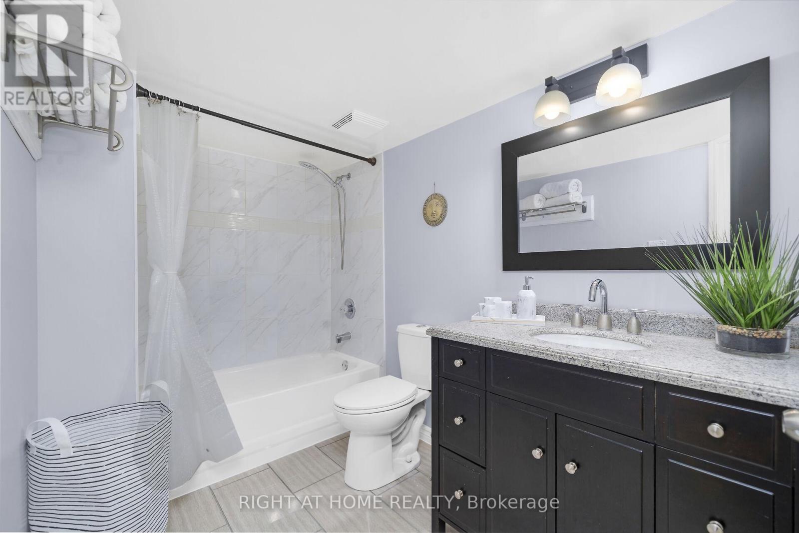 3038 Hillis Court, Mississauga, Ontario  L5N 5A4 - Photo 42 - W12994134