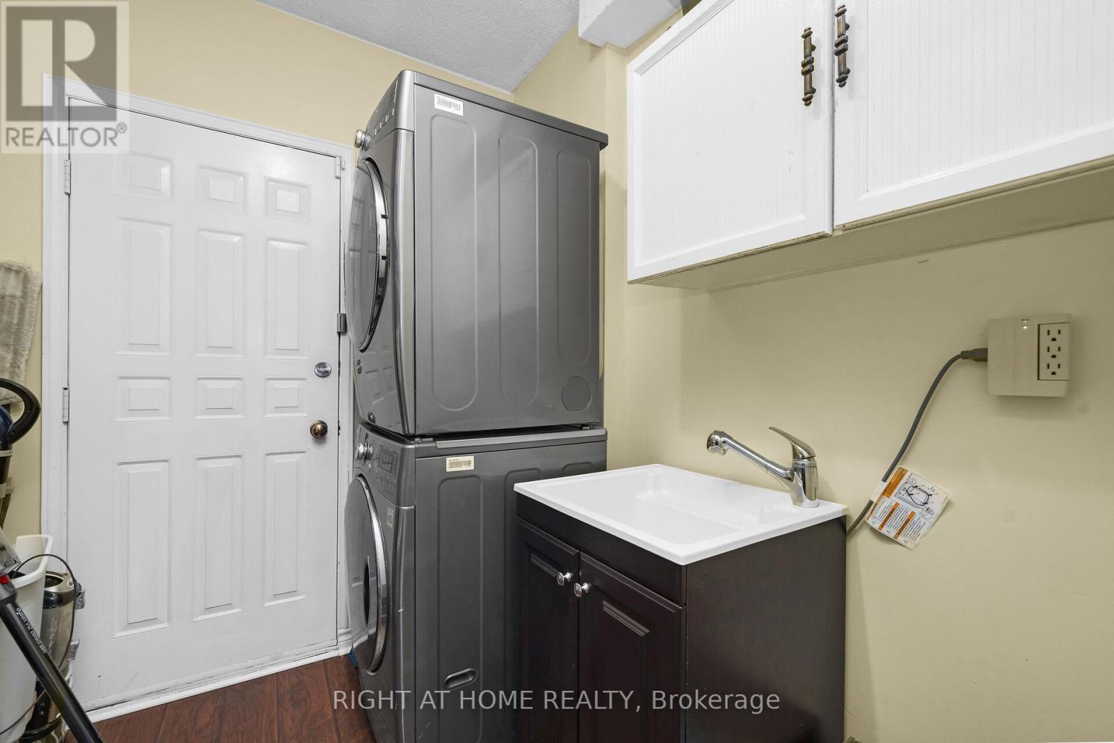 3038 Hillis Court, Mississauga, Ontario  L5N 5A4 - Photo 43 - W12994134