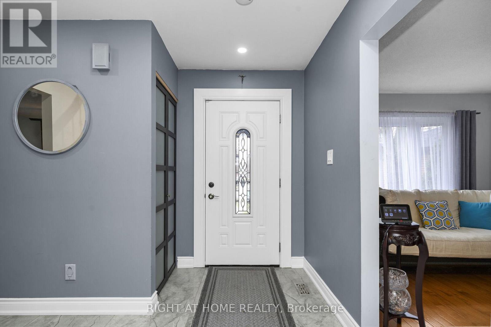 3038 Hillis Court, Mississauga, Ontario  L5N 5A4 - Photo 5 - W12994134