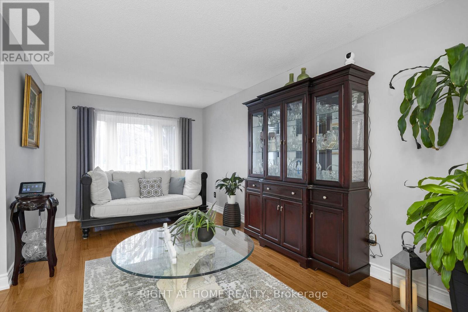 3038 Hillis Court, Mississauga, Ontario  L5N 5A4 - Photo 7 - W12994134