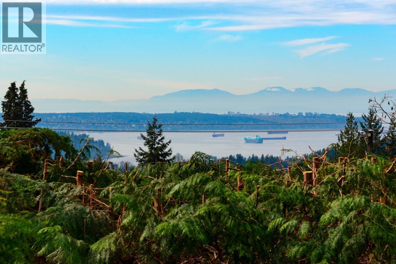 647 Blueridge Avenue, North Vancouver, British Columbia  V7R 2J4 - Photo 10 - R3110991