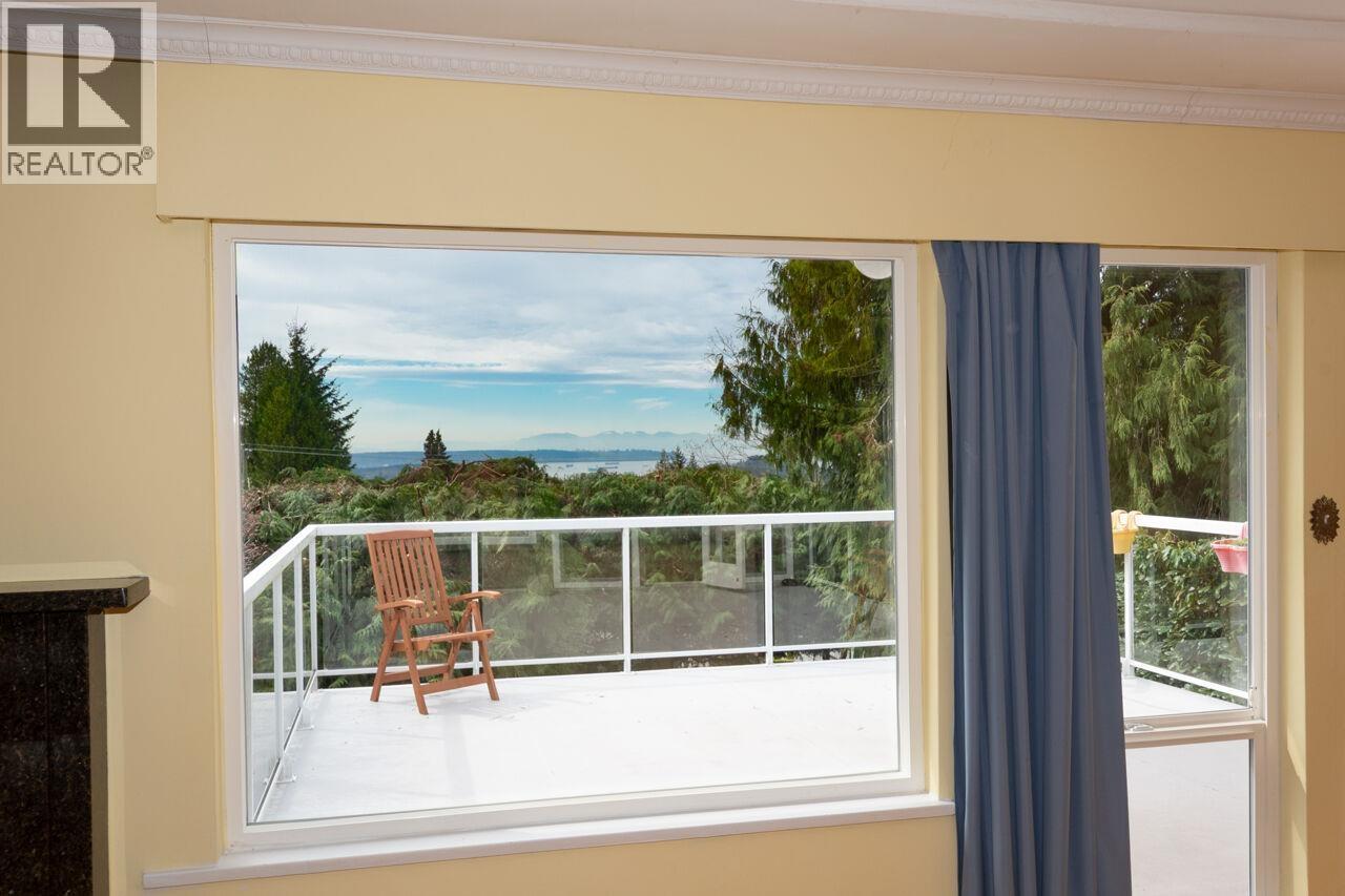 647 Blueridge Avenue, North Vancouver, British Columbia  V7R 2J4 - Photo 1 - R3110991