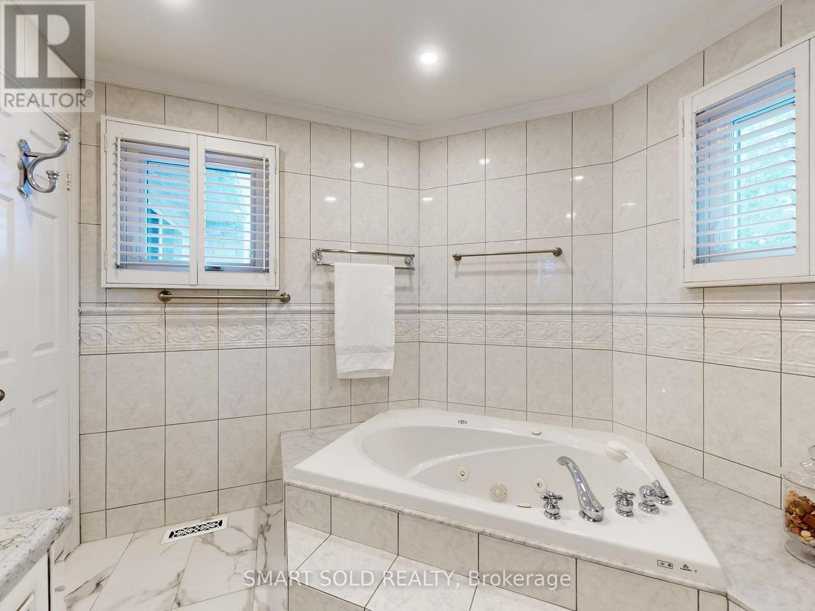 24 Normandy Crescent, Richmond Hill, Ontario  L4C 8L8 - Photo 19 - N12994150