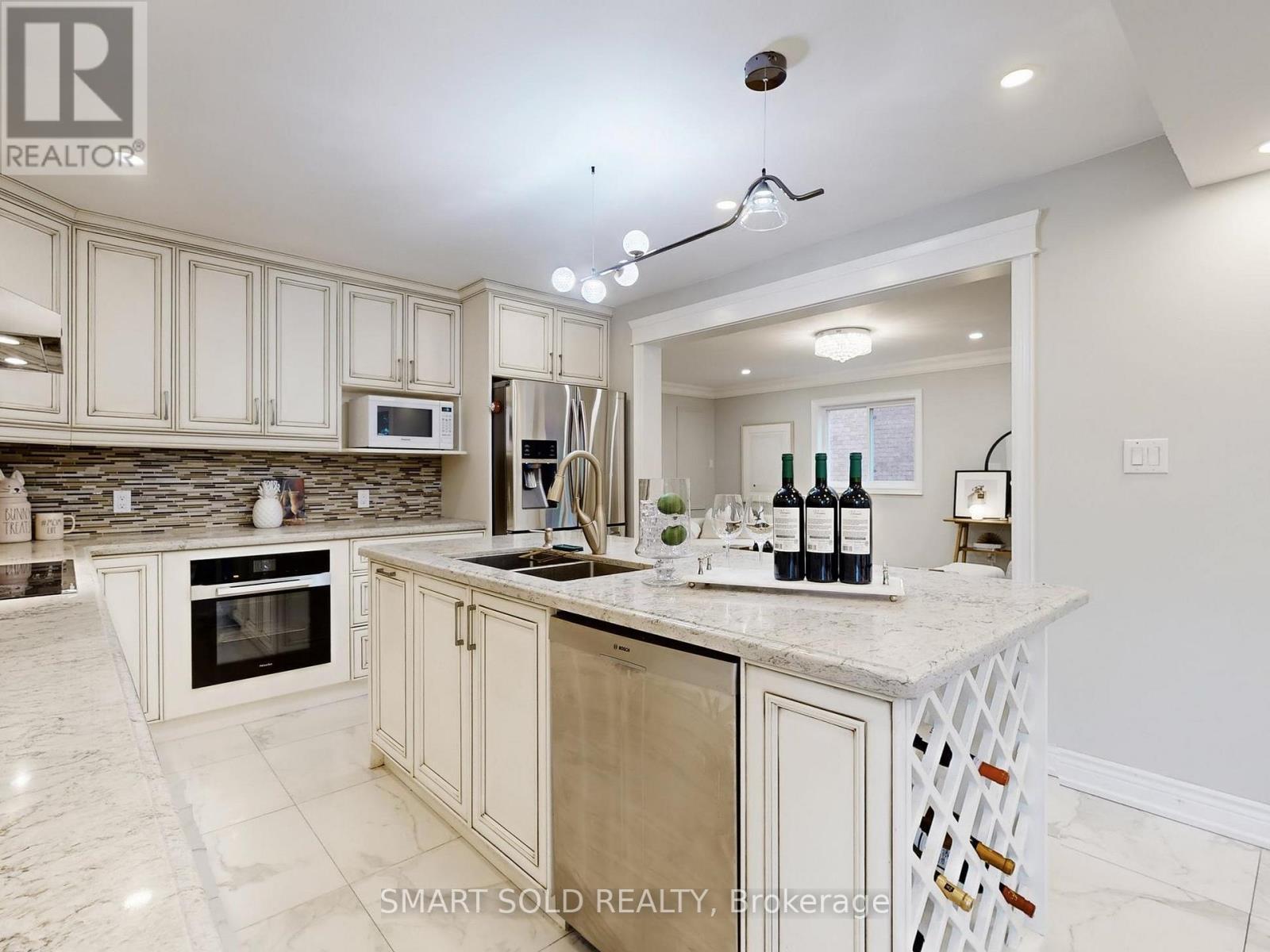 24 Normandy Crescent, Richmond Hill, Ontario  L4C 8L8 - Photo 9 - N12994150