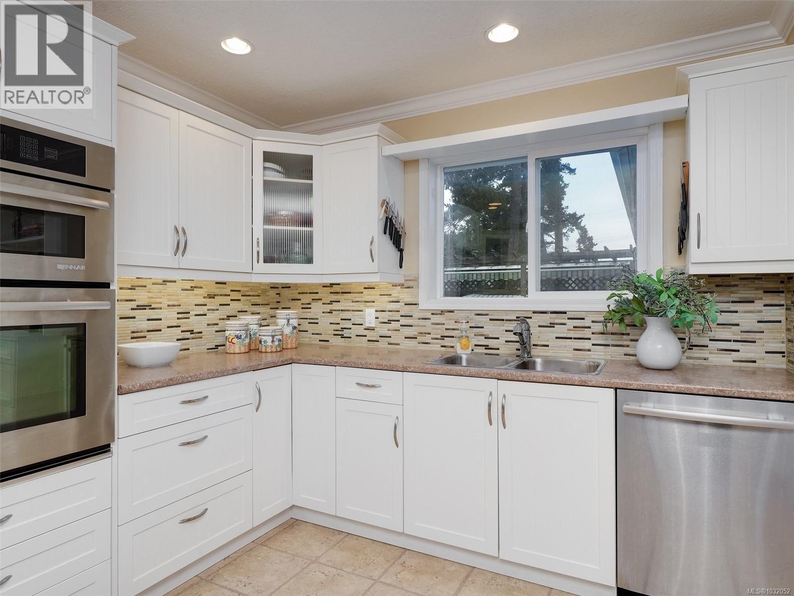 2087 James White Blvd, Sidney, British Columbia  V8L 4G5 - Photo 4 - 1032052