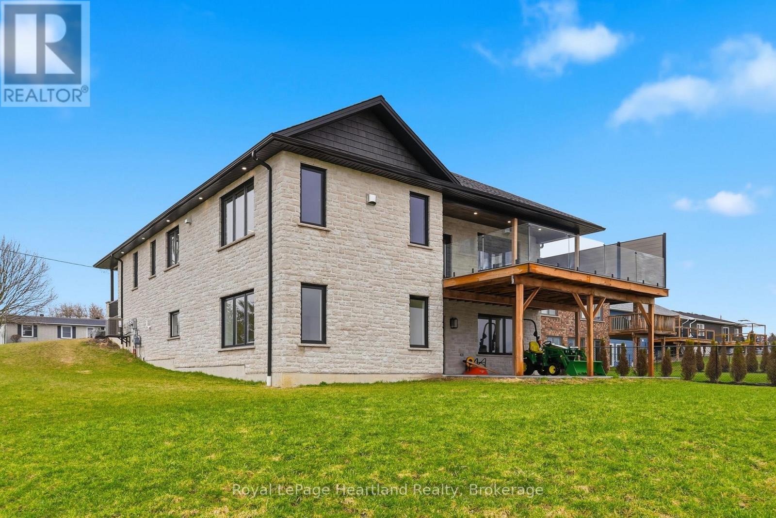 16 Minto Street S, Minto, Ontario  N0G 1M0 - Photo 42 - X12994316