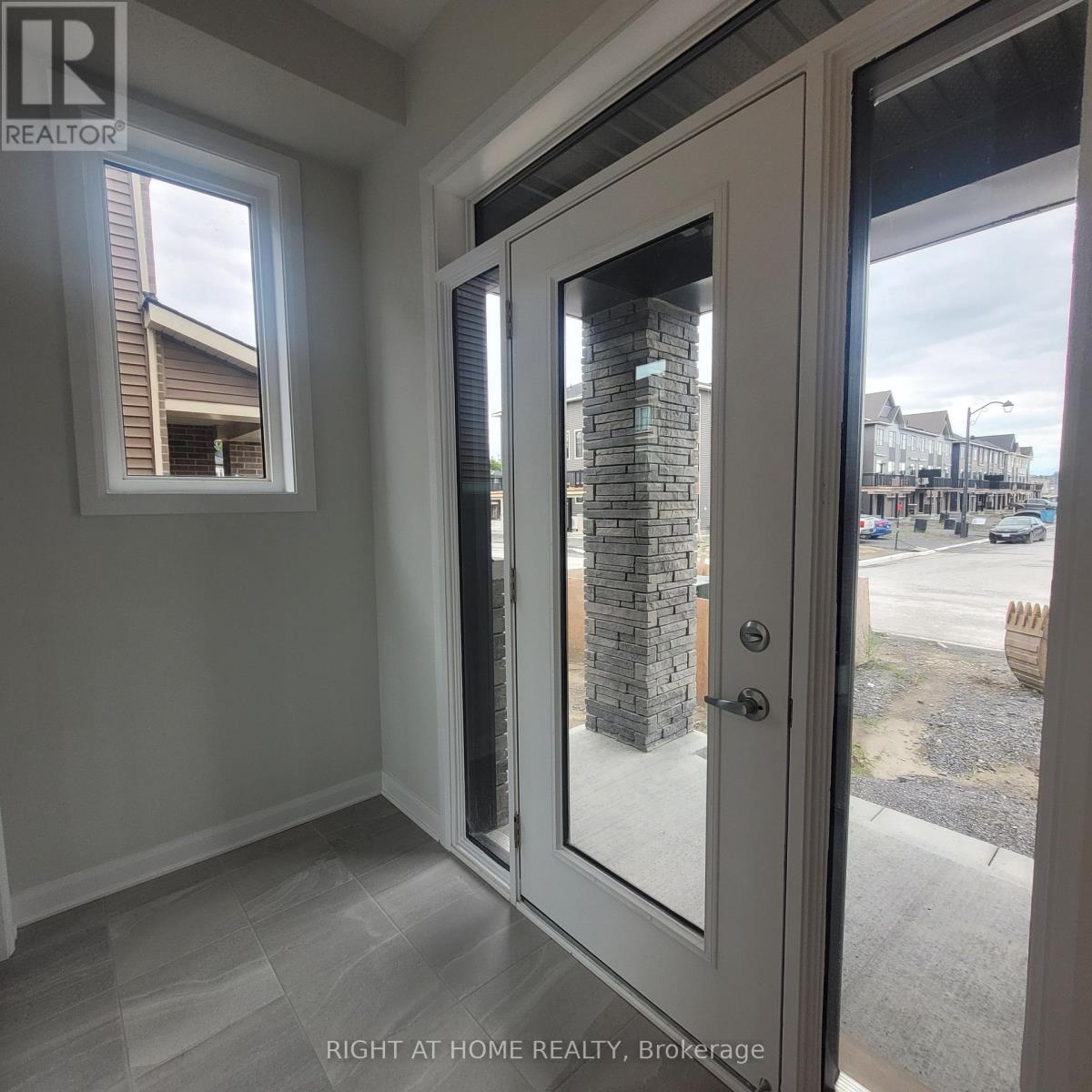 239 Elsie Macgill Walk, Ottawa, Ontario  K2W 0L4 - Photo 3 - X12994270