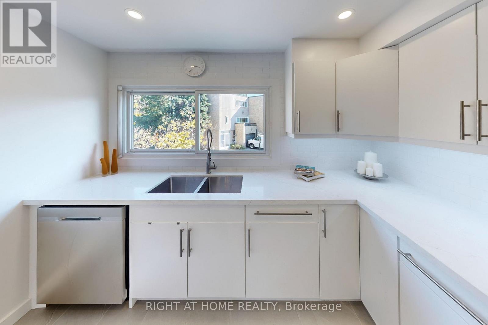 6 - 400 Bloor Street, Mississauga, Ontario  L5A 3M8 - Photo 10 - W12994282