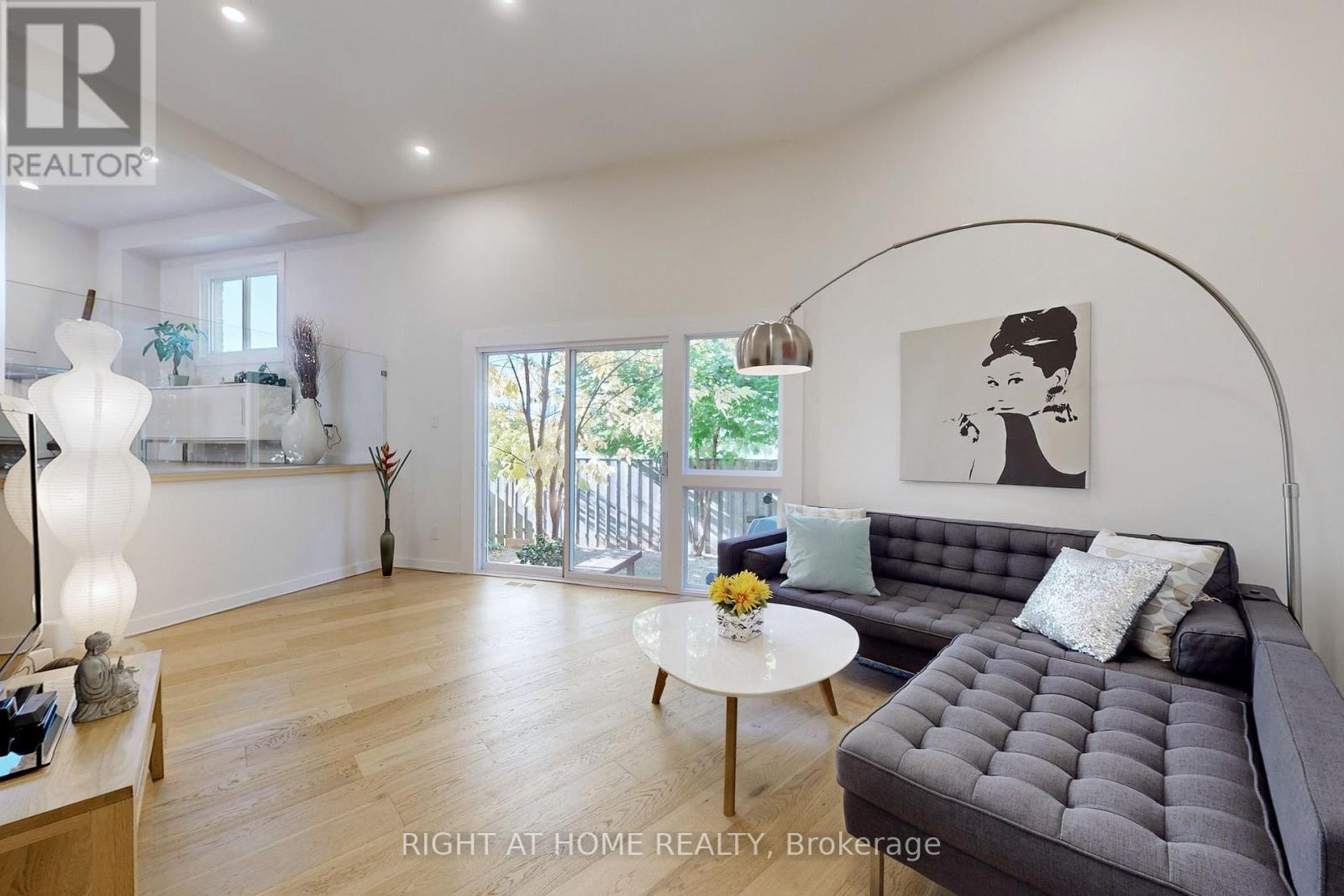 6 - 400 Bloor Street, Mississauga, Ontario  L5A 3M8 - Photo 2 - W12994282