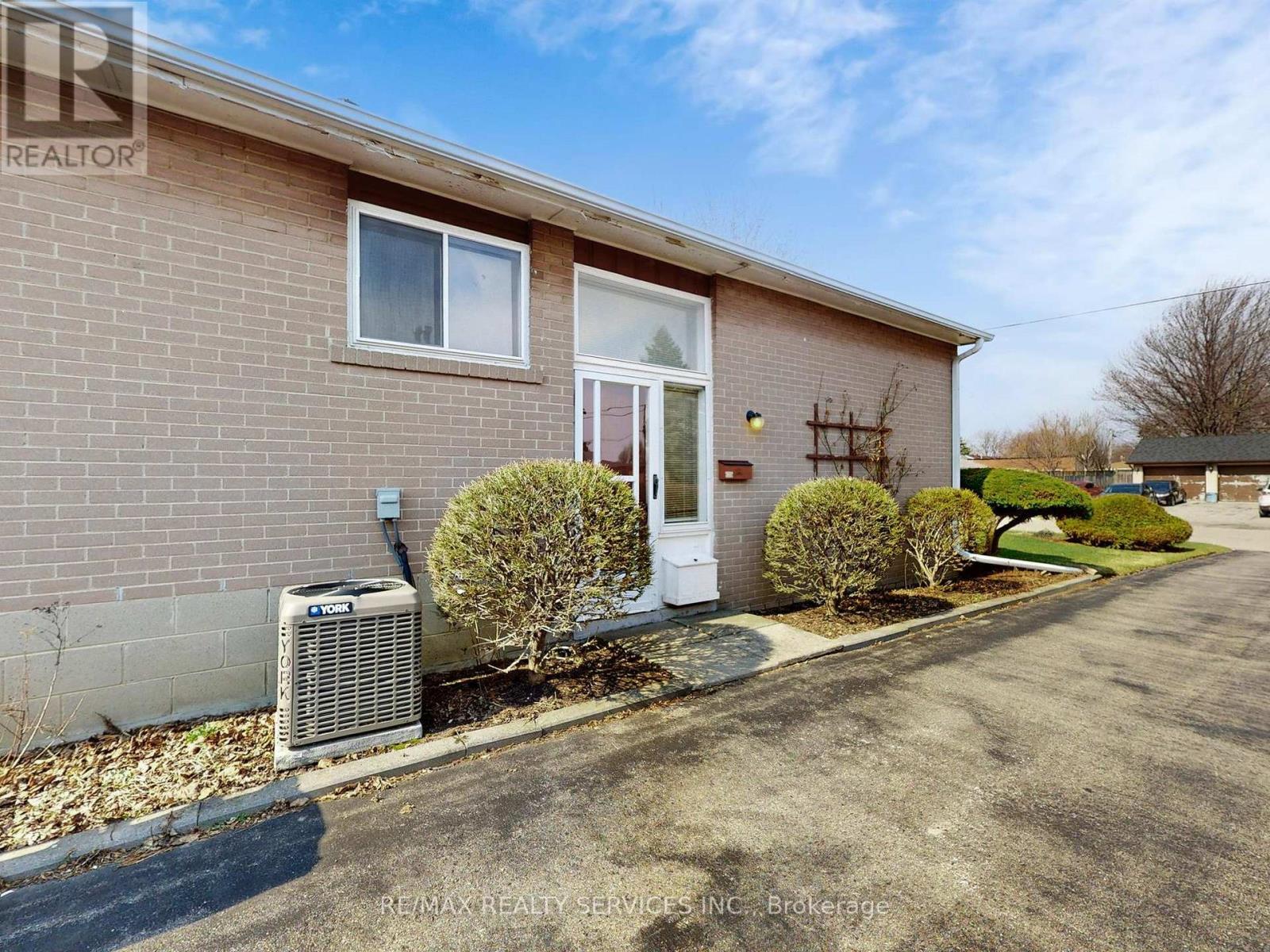 26 Carlyle Crescent, Brampton, Ontario  L6W 2Z1 - Photo 5 - W12994318