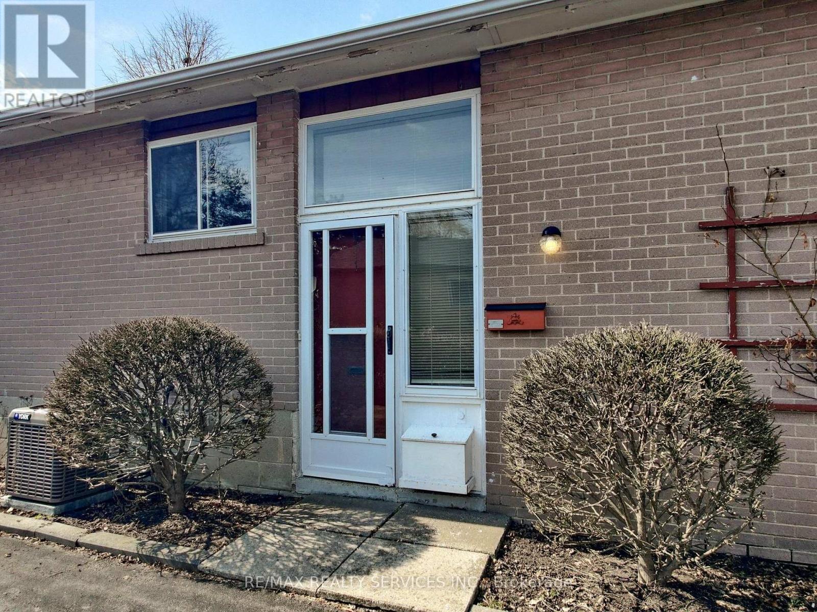 26 Carlyle Crescent, Brampton, Ontario  L6W 2Z1 - Photo 6 - W12994318