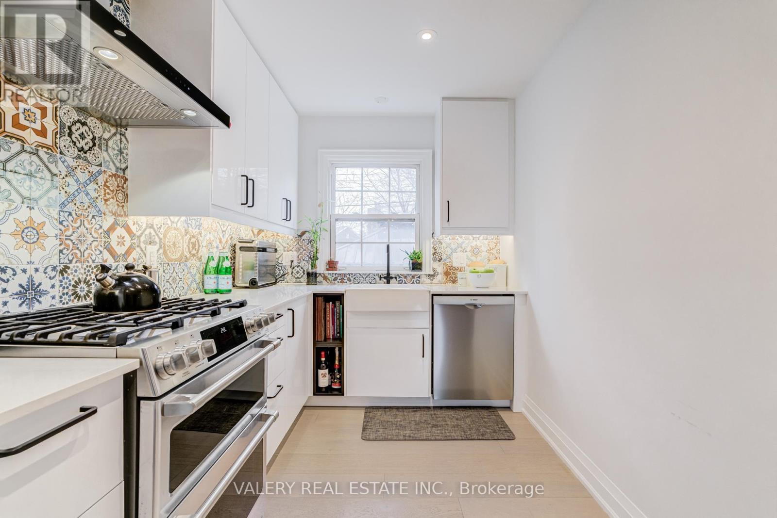 21 Avon Park Drive, Toronto, Ontario  M8Z 3X4 - Photo 17 - W12994332