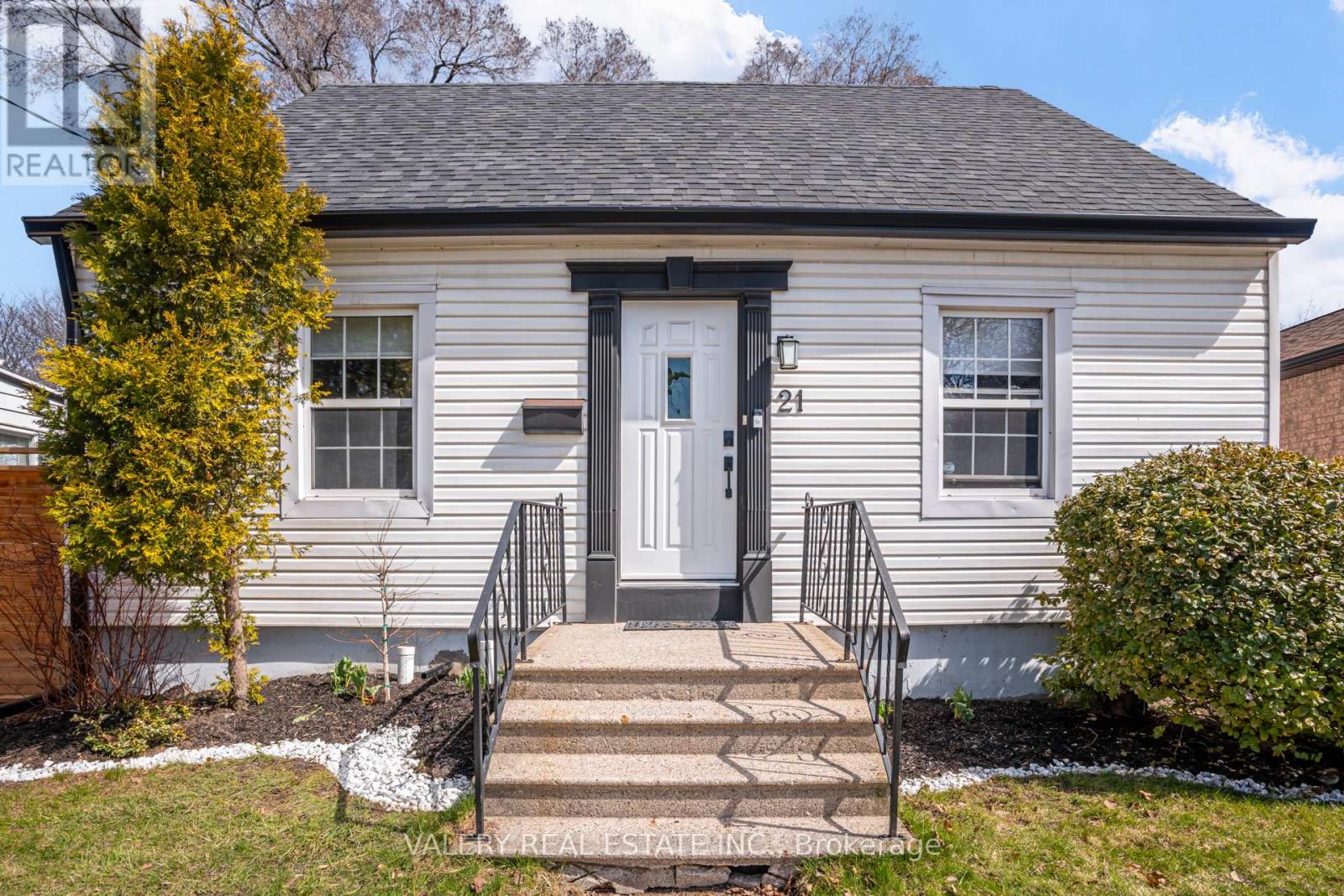 21 Avon Park Drive, Toronto, Ontario  M8Z 3X4 - Photo 2 - W12994332