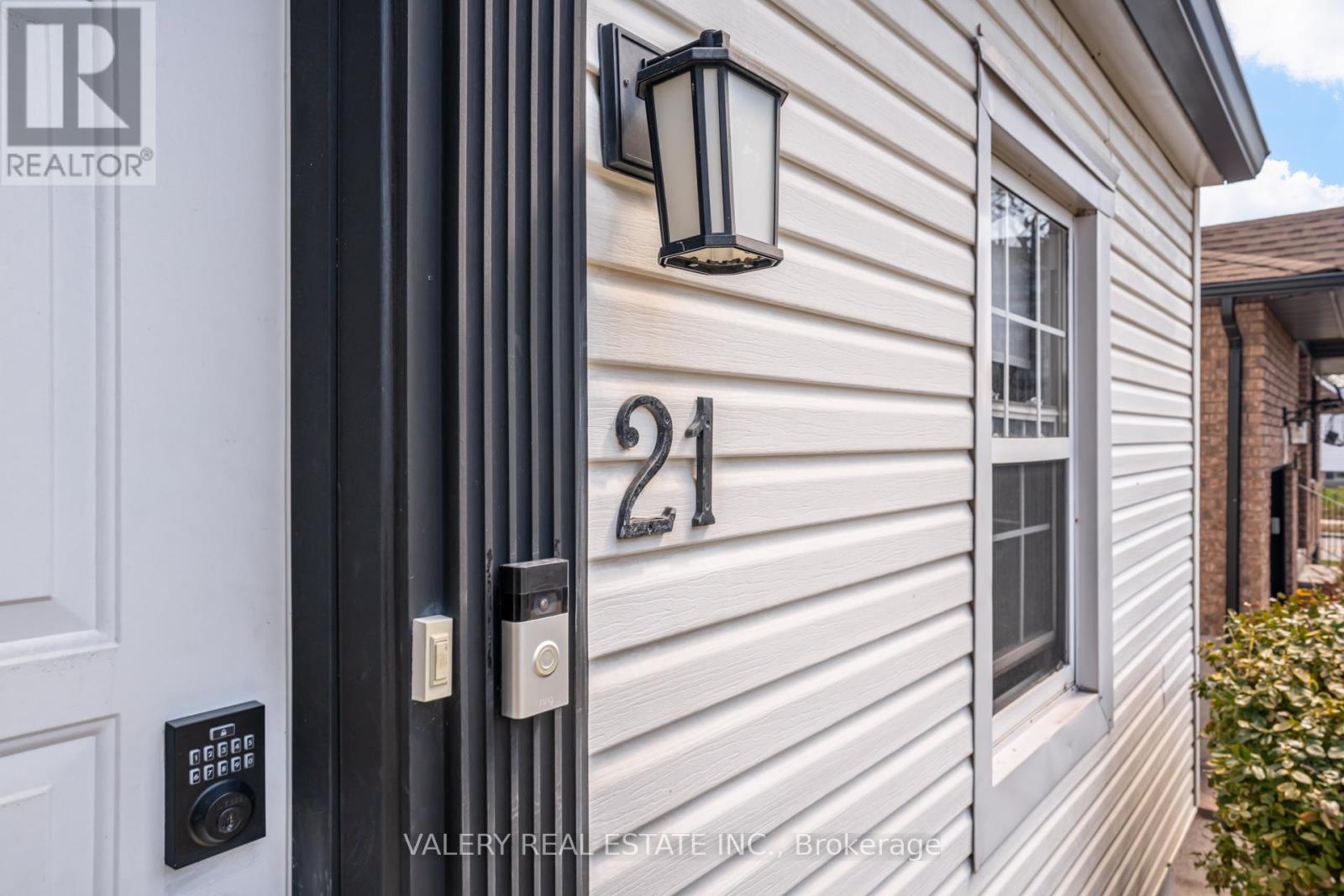 21 Avon Park Drive, Toronto, Ontario  M8Z 3X4 - Photo 3 - W12994332