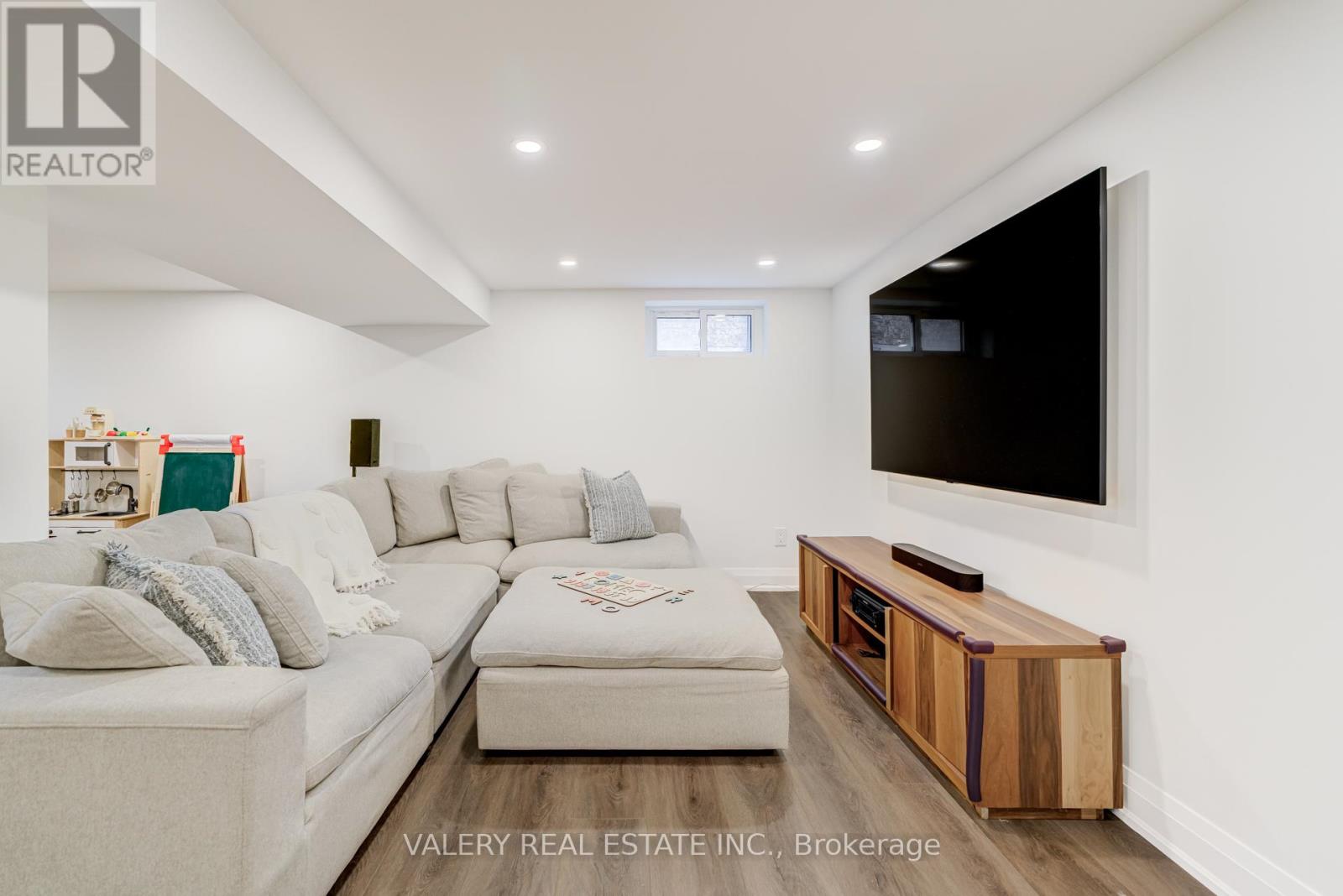 21 Avon Park Drive, Toronto, Ontario  M8Z 3X4 - Photo 36 - W12994332