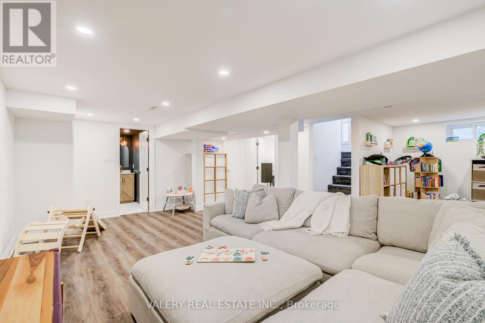 21 Avon Park Drive, Toronto, Ontario  M8Z 3X4 - Photo 38 - W12994332