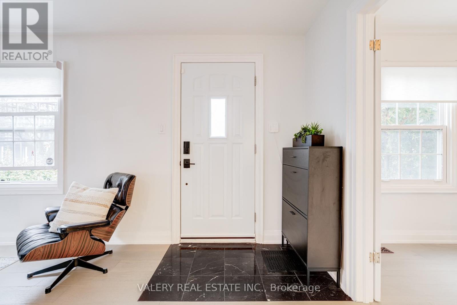 21 Avon Park Drive, Toronto, Ontario  M8Z 3X4 - Photo 4 - W12994332