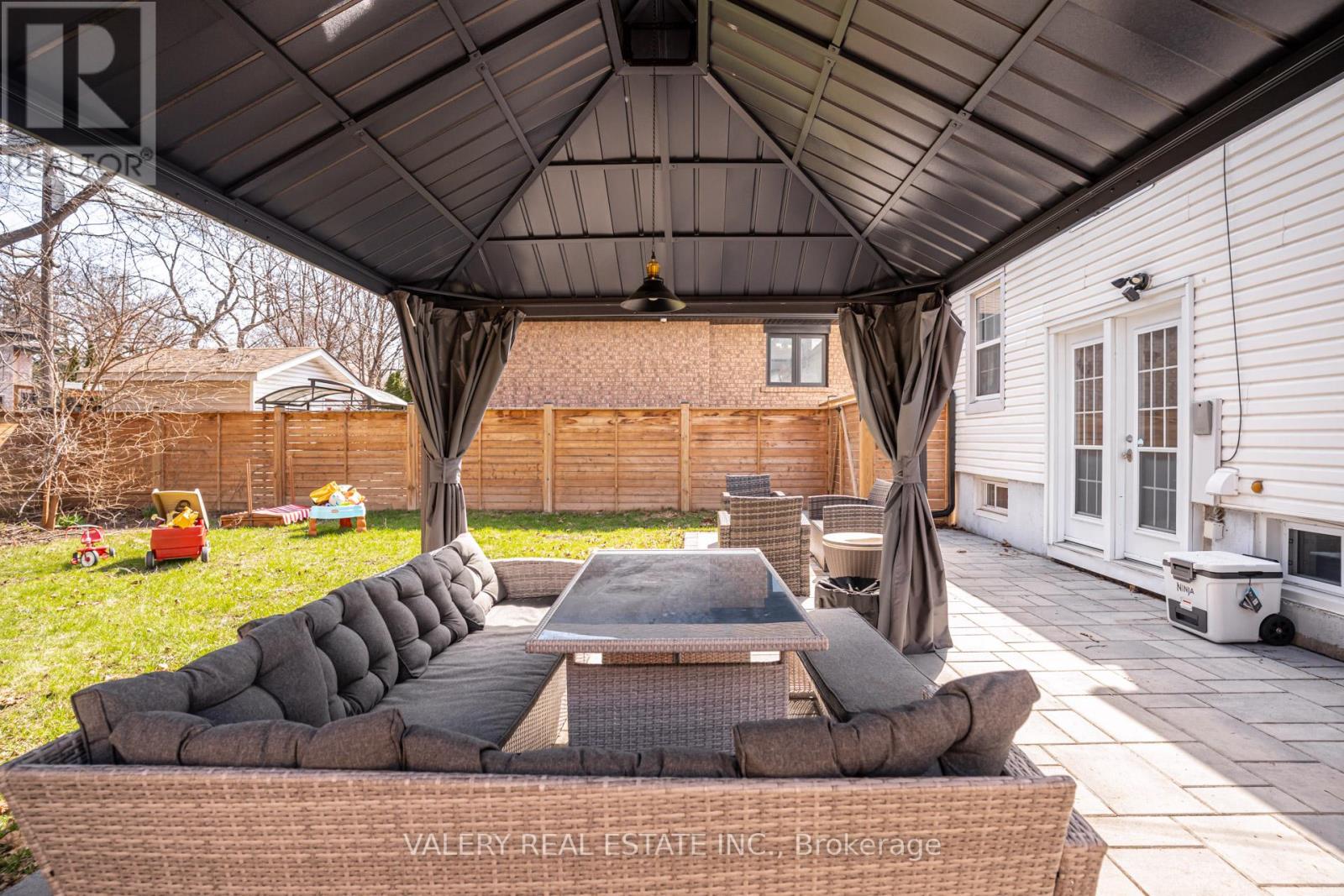 21 Avon Park Drive, Toronto, Ontario  M8Z 3X4 - Photo 47 - W12994332