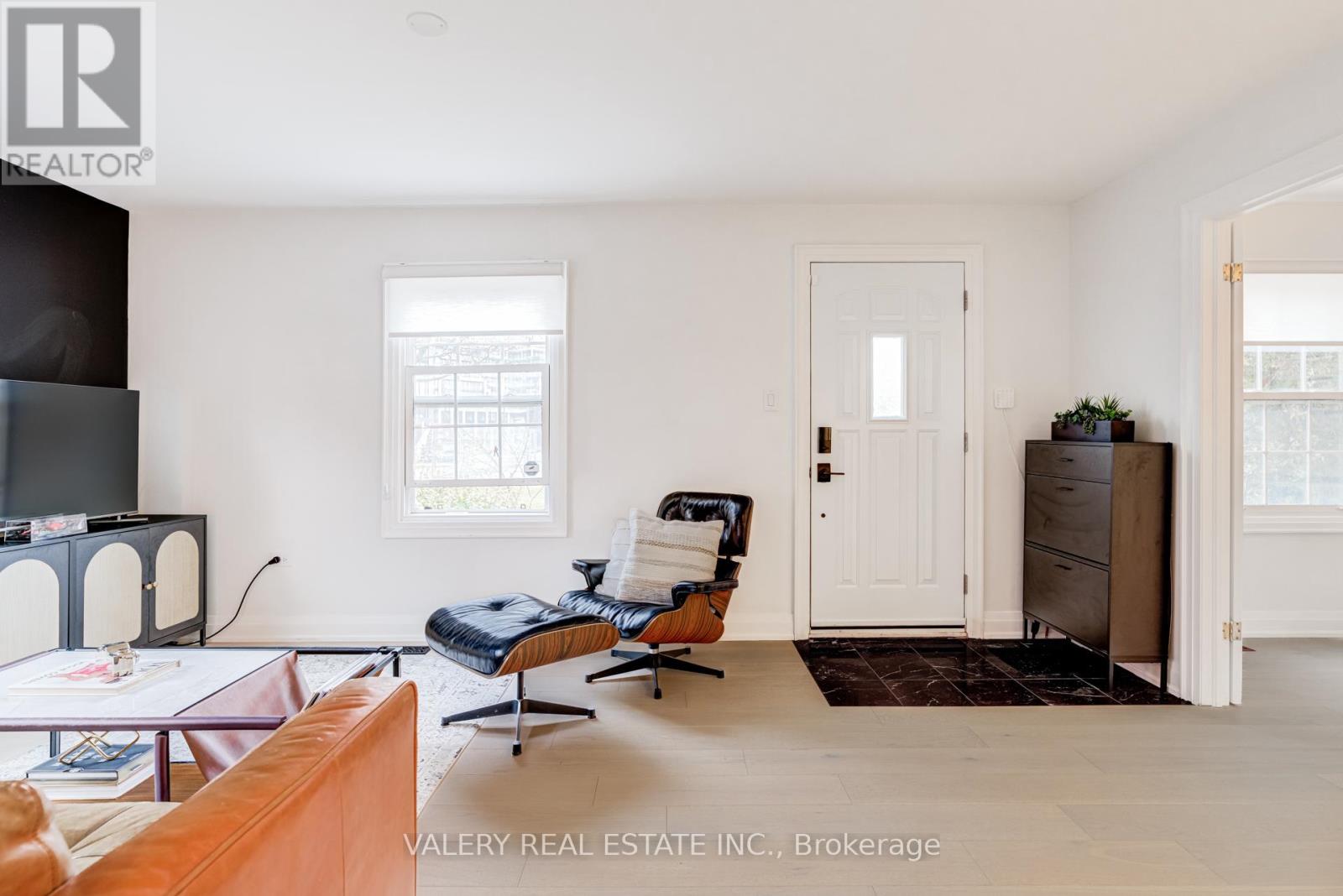 21 Avon Park Drive, Toronto, Ontario  M8Z 3X4 - Photo 9 - W12994332