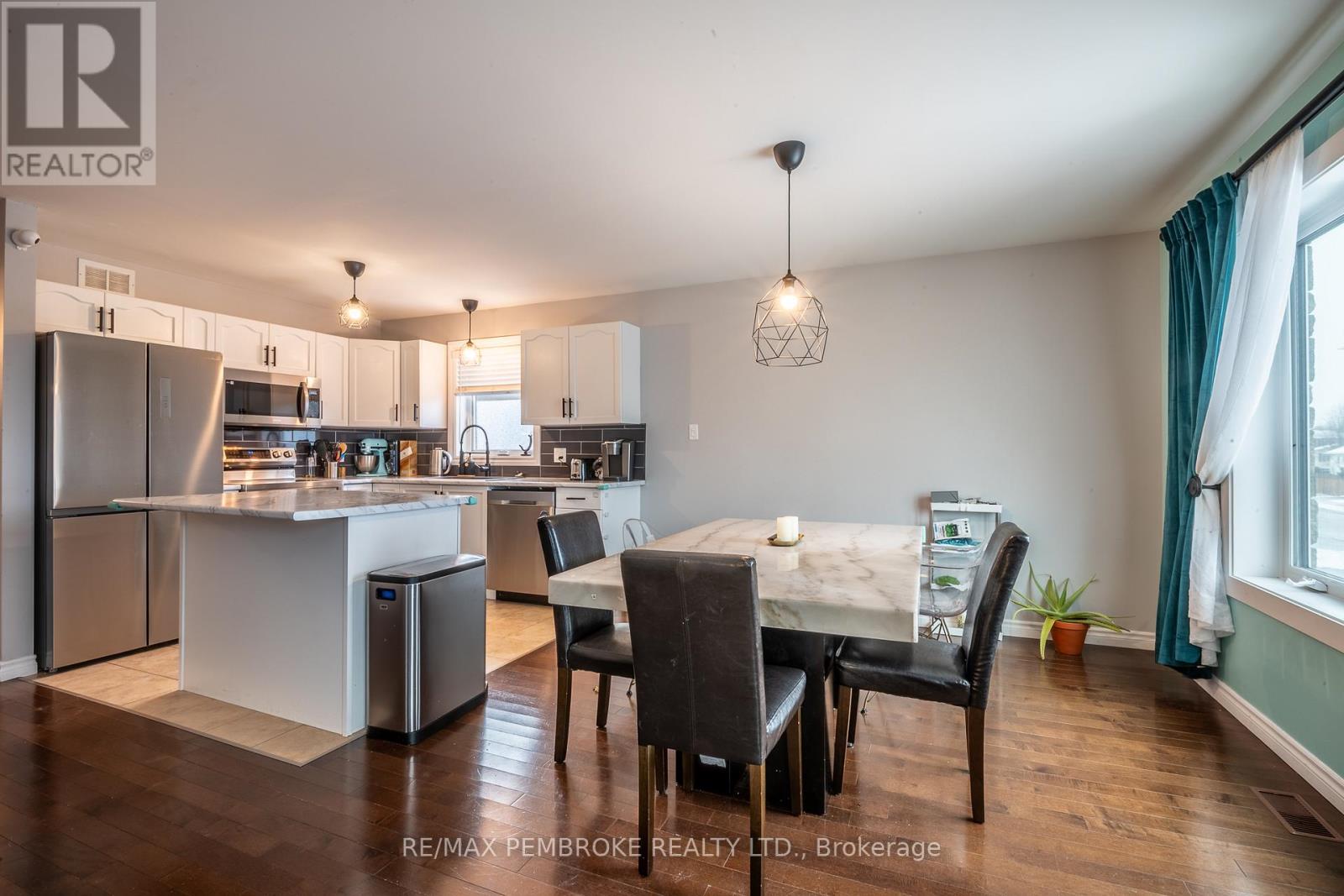 46 Highland Park Drive, Petawawa, Ontario  K8H 0A3 - Photo 10 - X12994374