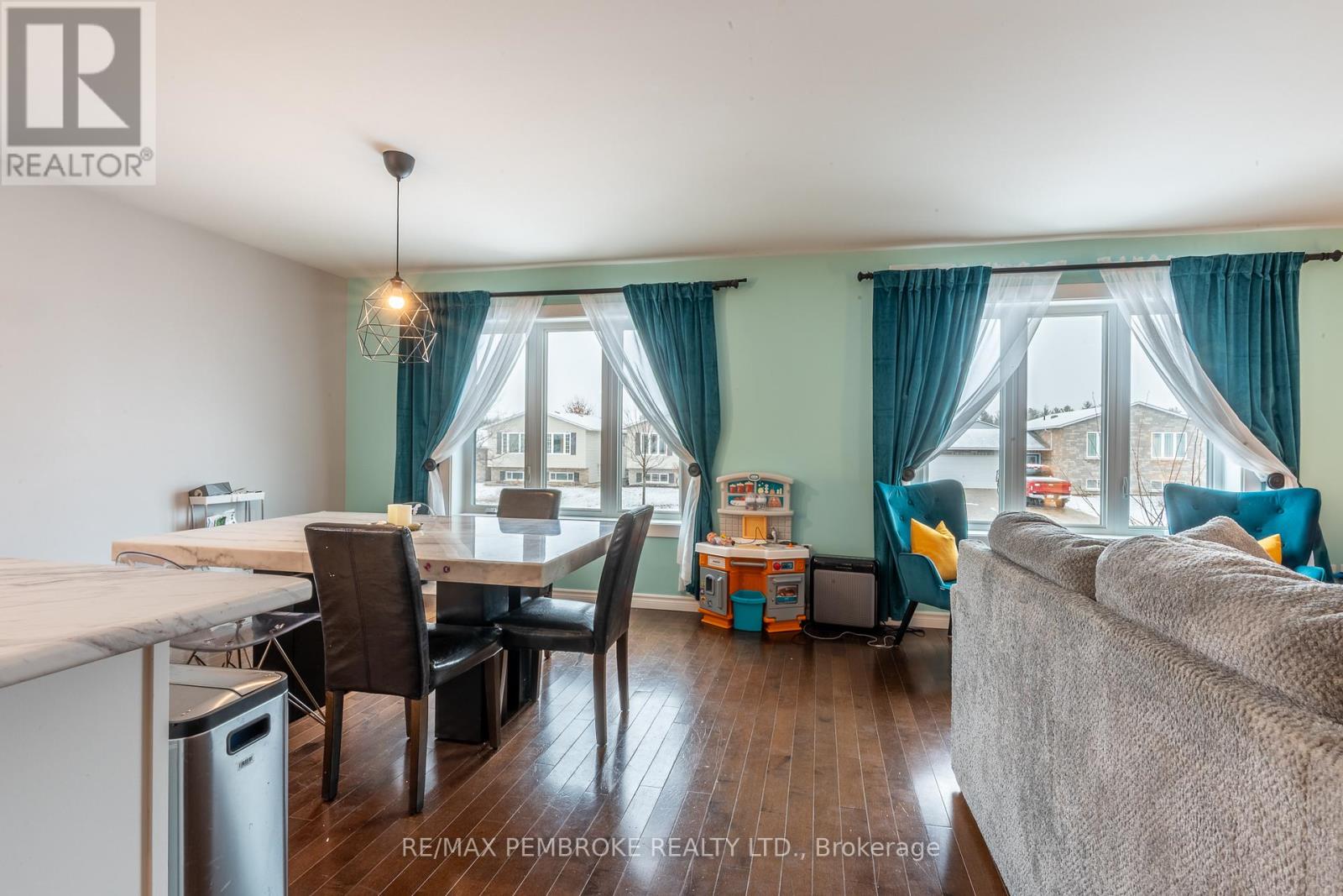 46 Highland Park Drive, Petawawa, Ontario  K8H 0A3 - Photo 11 - X12994374