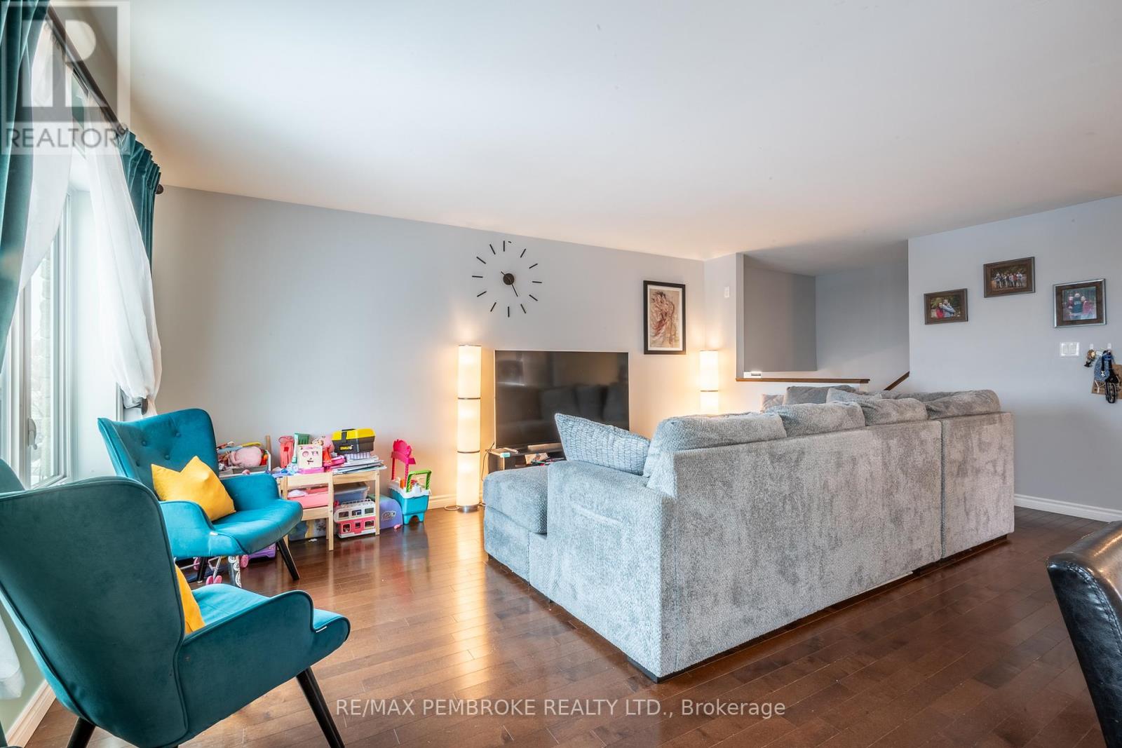 46 Highland Park Drive, Petawawa, Ontario  K8H 0A3 - Photo 12 - X12994374