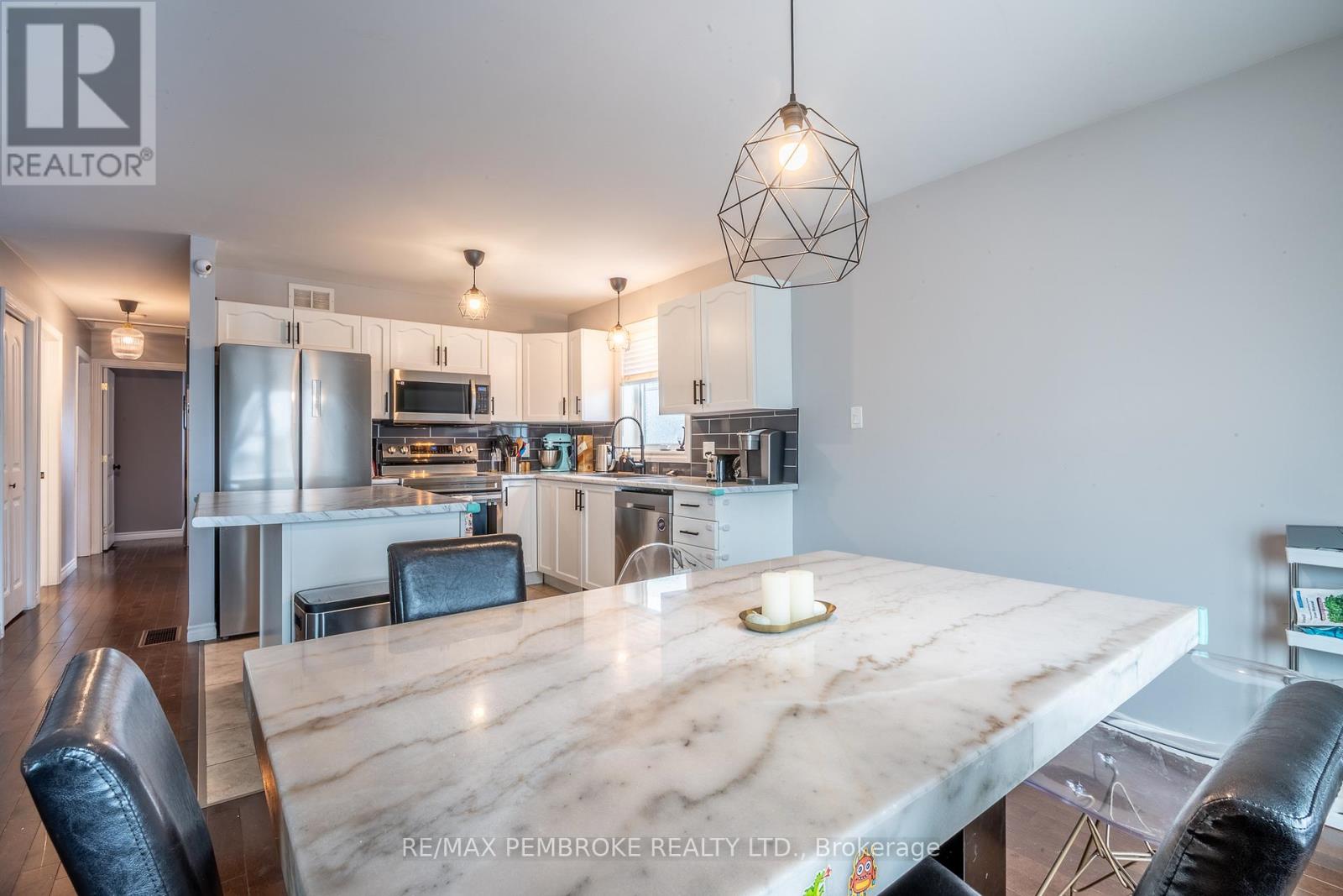 46 Highland Park Drive, Petawawa, Ontario  K8H 0A3 - Photo 13 - X12994374