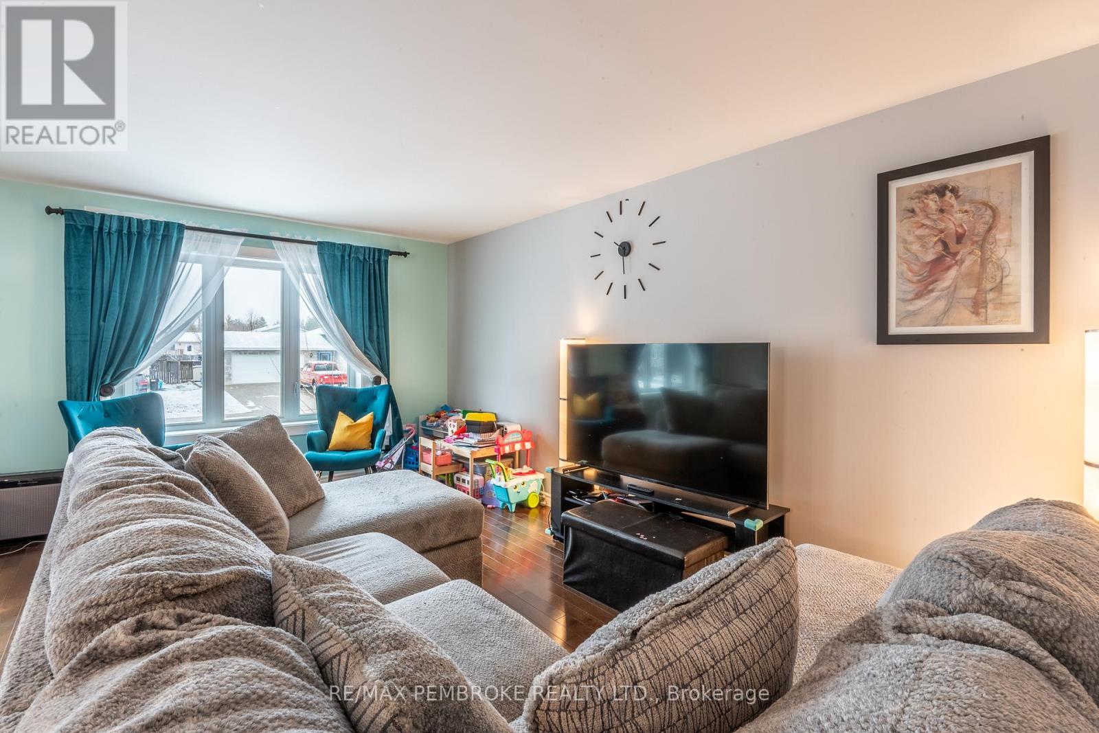 46 Highland Park Drive, Petawawa, Ontario  K8H 0A3 - Photo 14 - X12994374