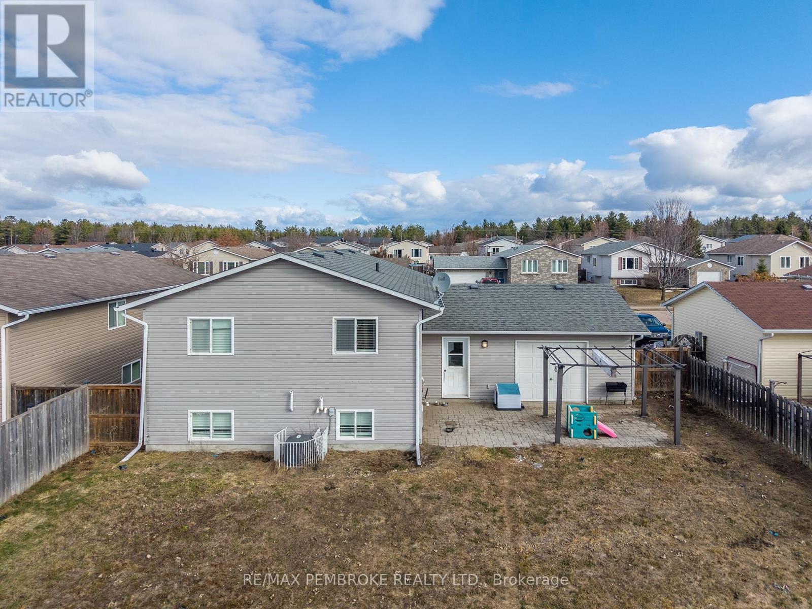 46 Highland Park Drive, Petawawa, Ontario  K8H 0A3 - Photo 3 - X12994374