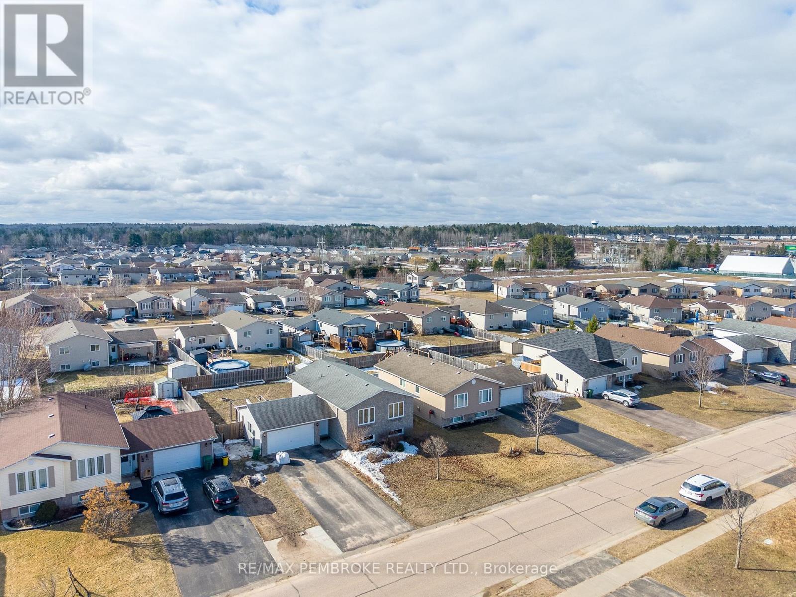 46 Highland Park Drive, Petawawa, Ontario  K8H 0A3 - Photo 37 - X12994374