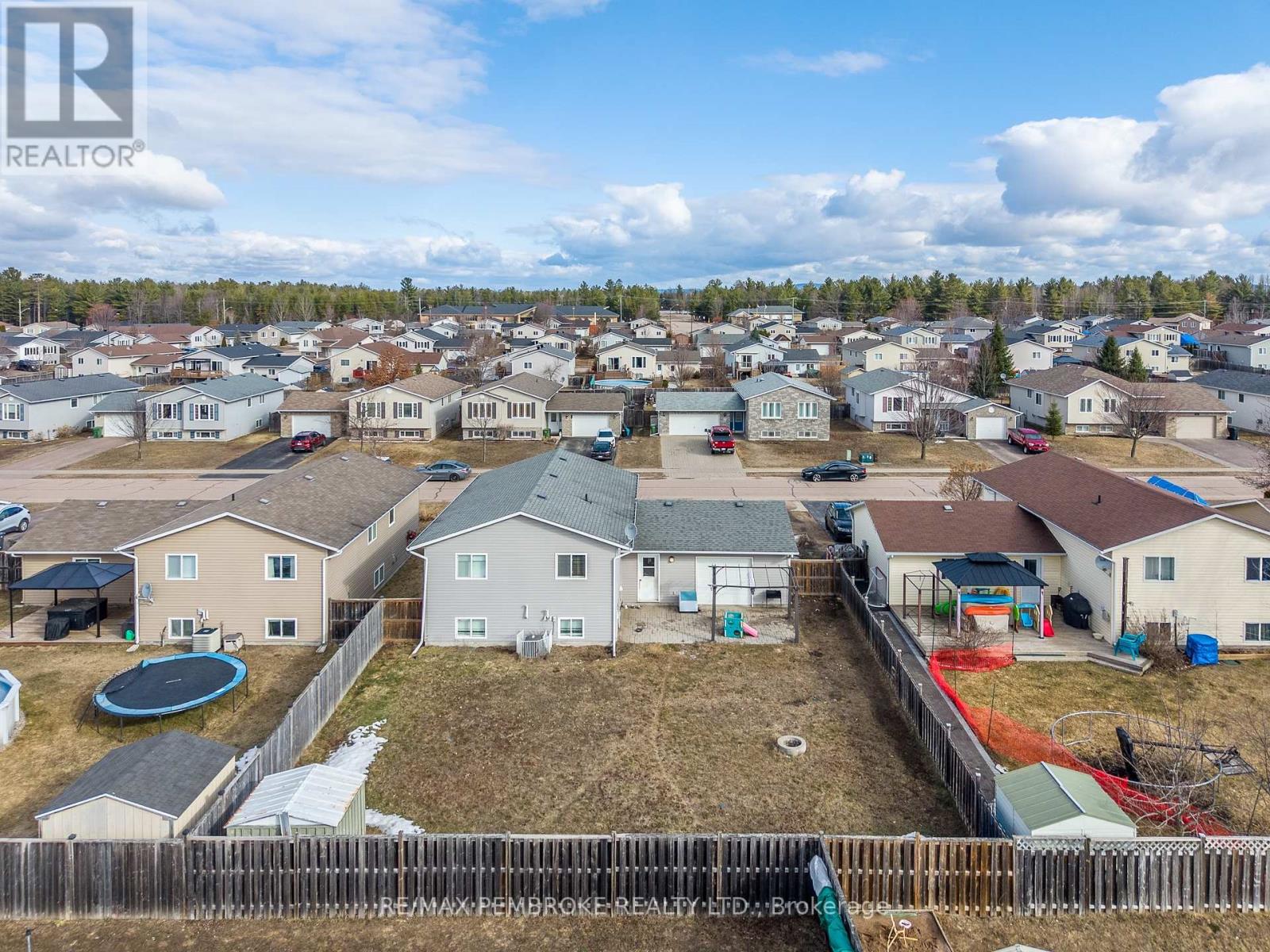 46 Highland Park Drive, Petawawa, Ontario  K8H 0A3 - Photo 4 - X12994374