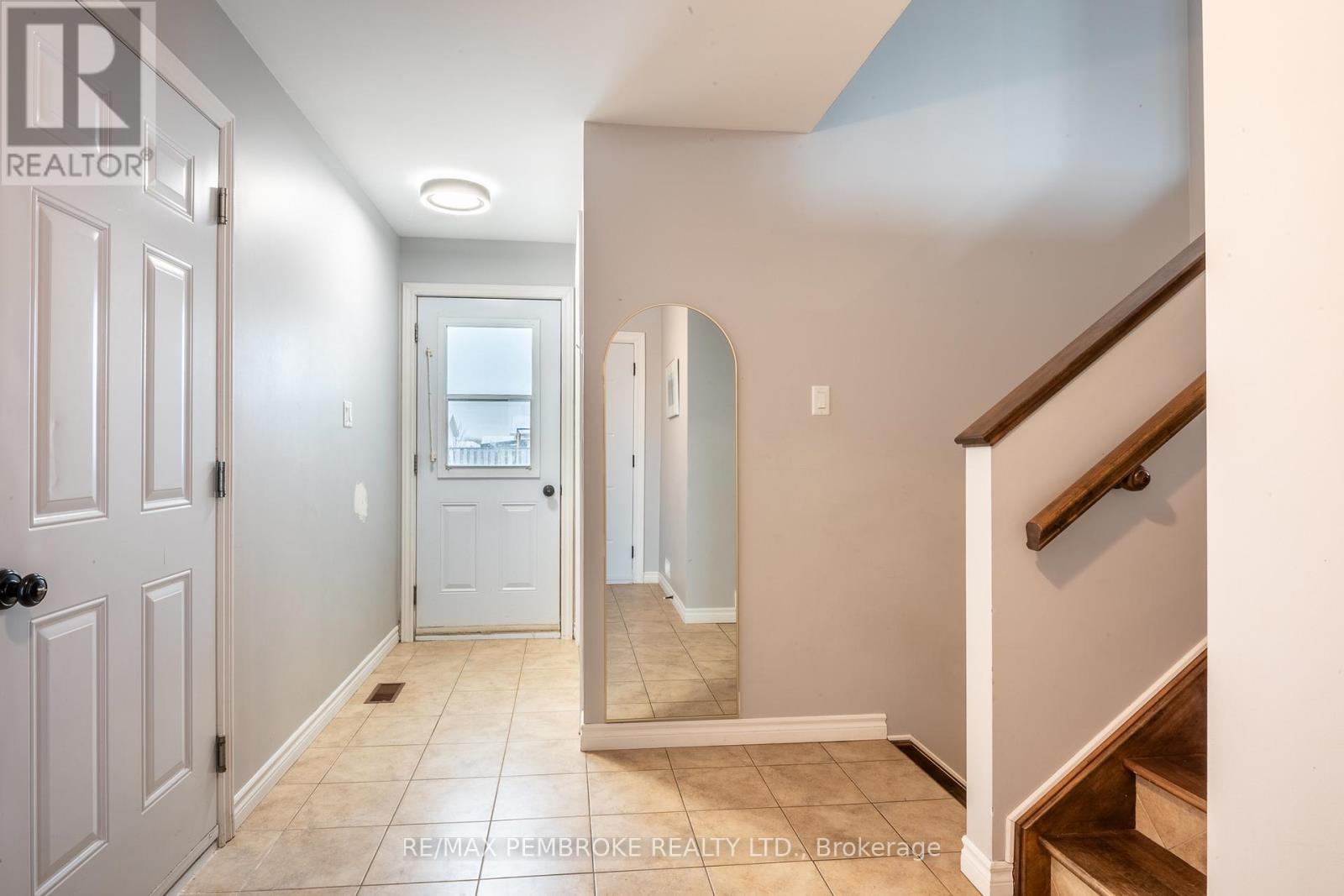 46 Highland Park Drive, Petawawa, Ontario  K8H 0A3 - Photo 5 - X12994374