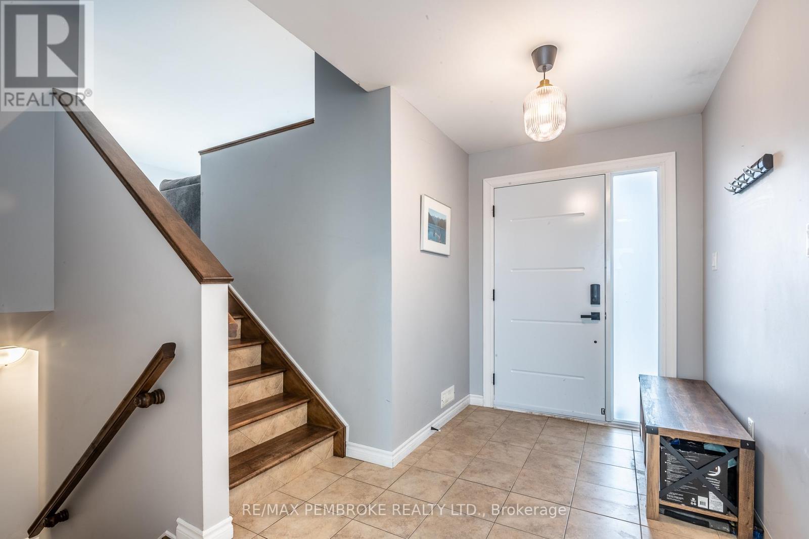 46 Highland Park Drive, Petawawa, Ontario  K8H 0A3 - Photo 6 - X12994374