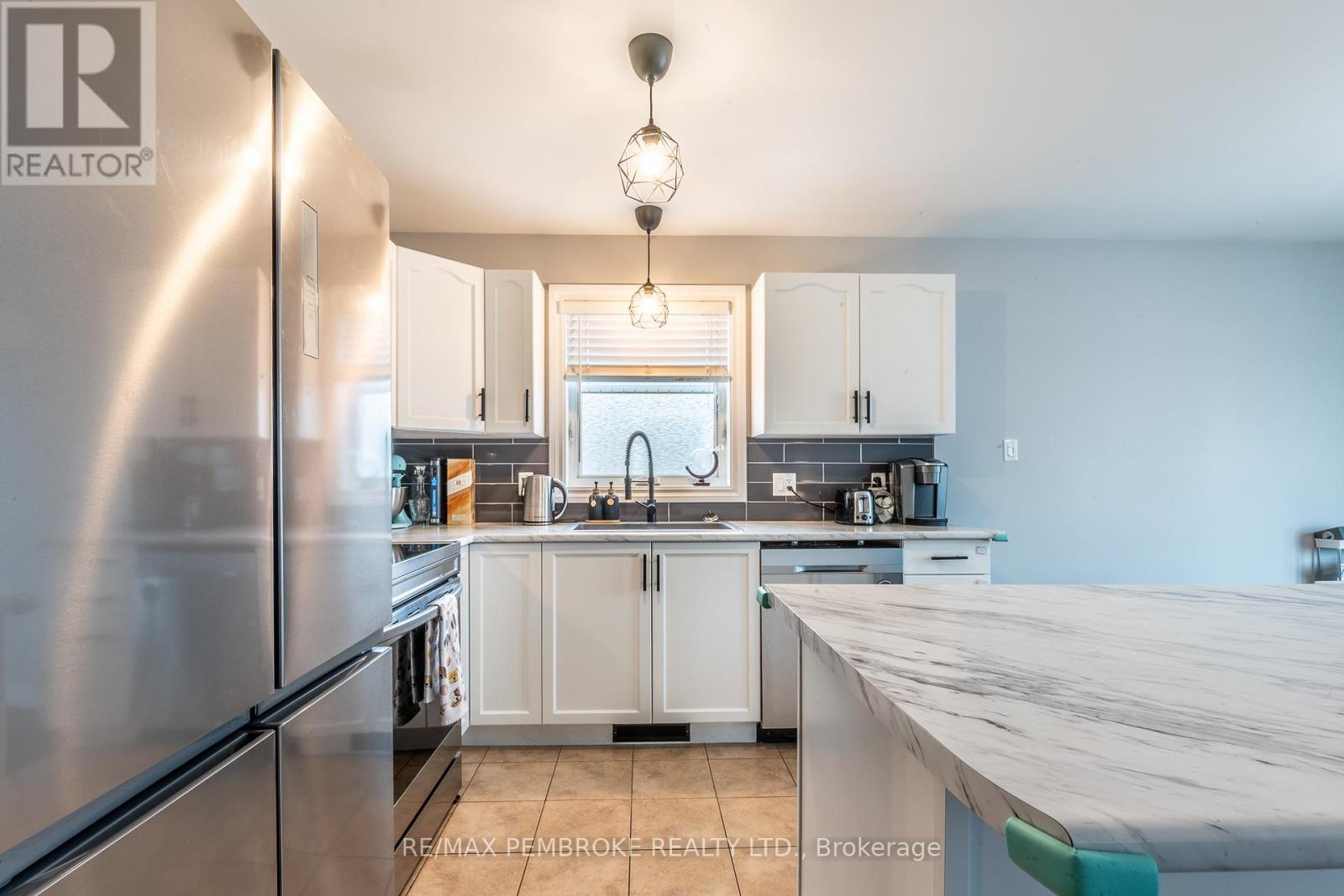 46 Highland Park Drive, Petawawa, Ontario  K8H 0A3 - Photo 7 - X12994374