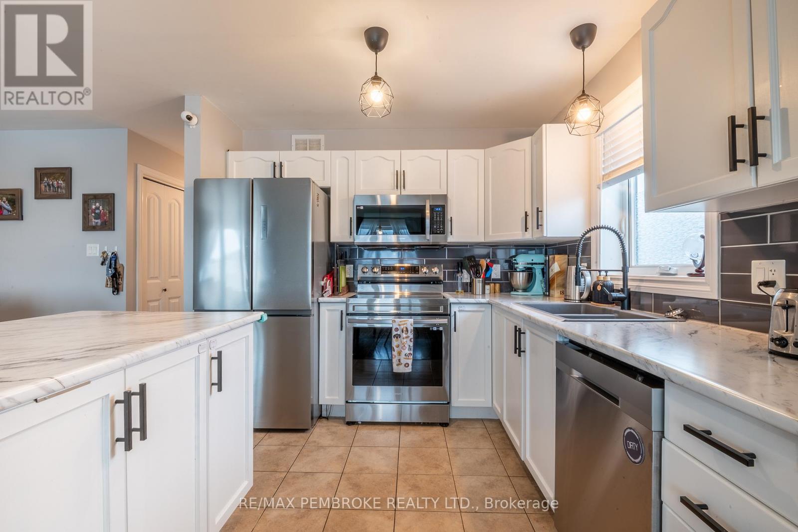 46 Highland Park Drive, Petawawa, Ontario  K8H 0A3 - Photo 8 - X12994374