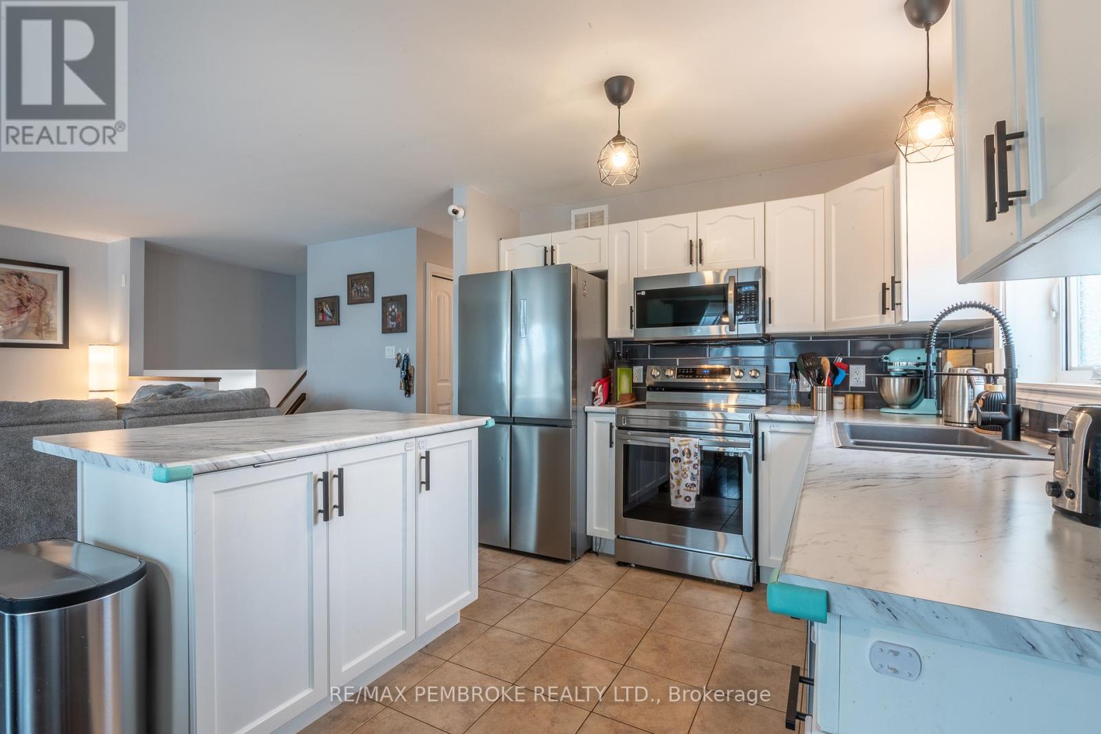 46 Highland Park Drive, Petawawa, Ontario  K8H 0A3 - Photo 9 - X12994374