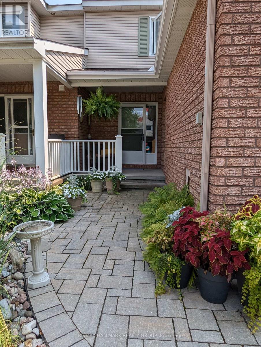 155 Markland Crescent, Ottawa, Ontario K2G 5Z7 - Photo 3 - X12994388