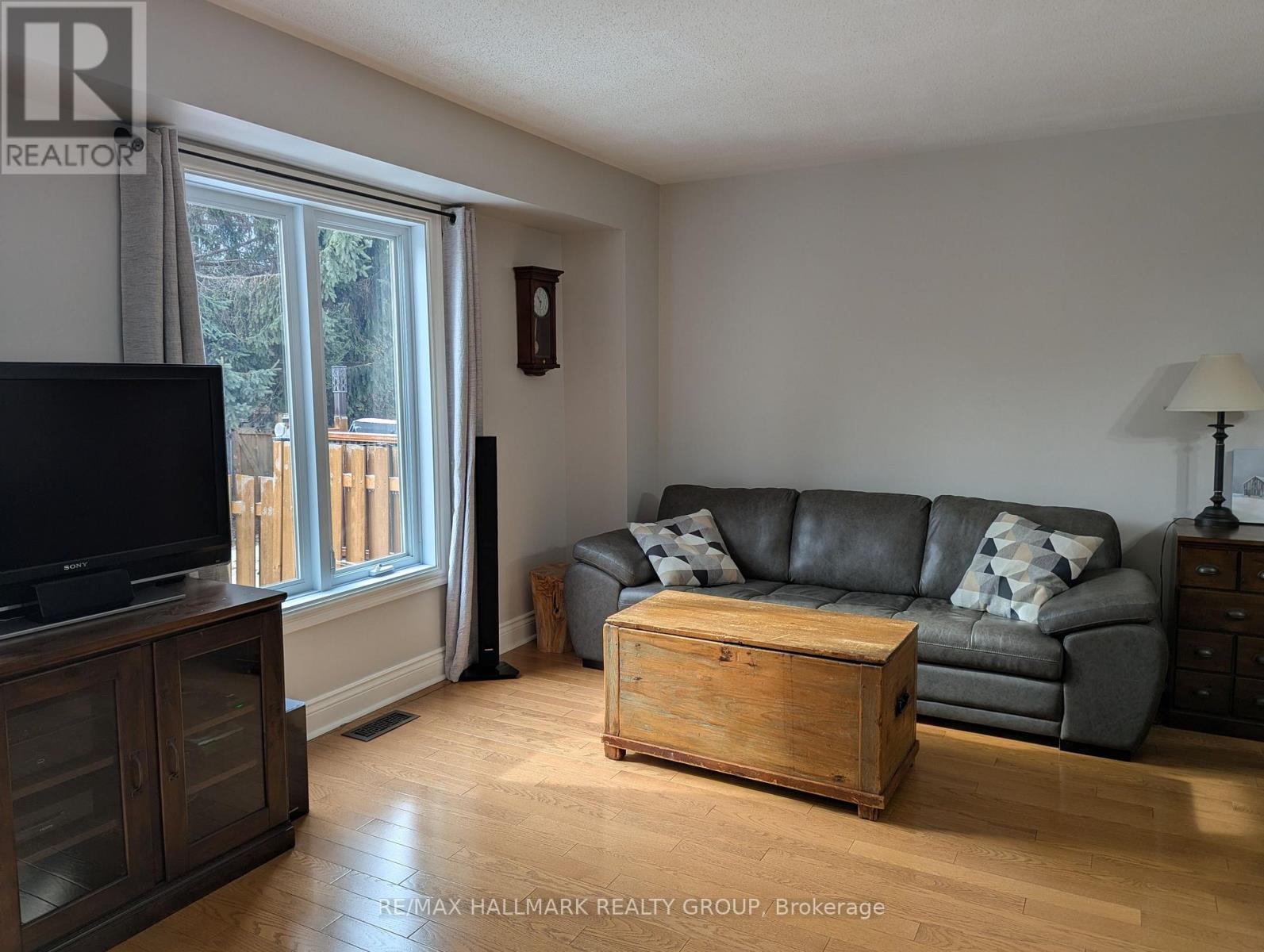 155 Markland Crescent, Ottawa, Ontario K2G 5Z7 - Photo 7 - X12994388