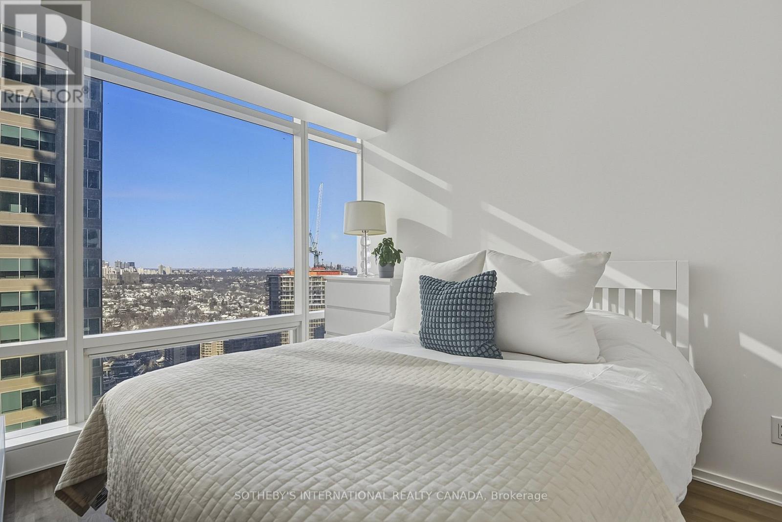 2712 - 1 Bloor Street E, Toronto, Ontario  M4W 0A8 - Photo 5 - C12964348