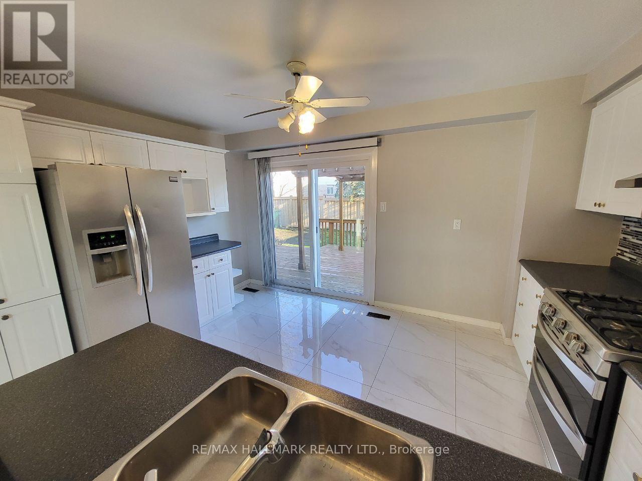 Main - 928 Wayne Drive, Newmarket, Ontario  L3Y 5T8 - Photo 5 - N12994354