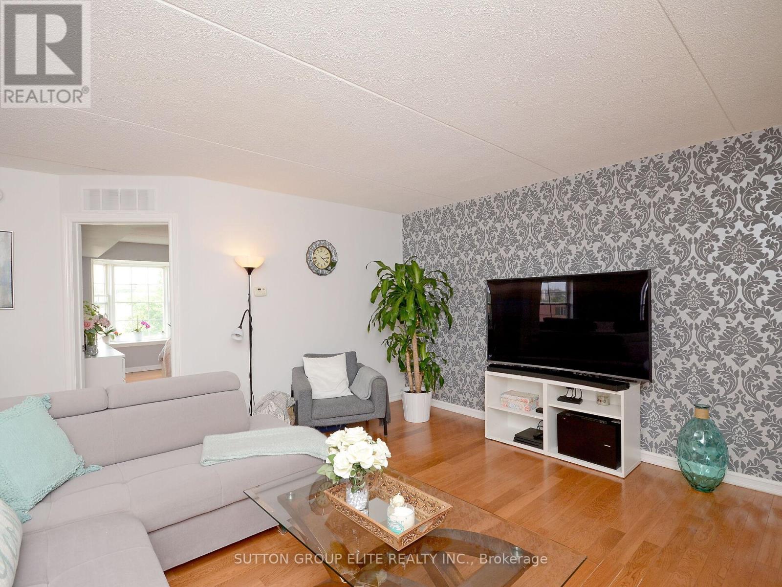 312 - 4013 Kilmer Drive, Burlington, Ontario  L7M 4M3 - Photo 4 - W12994364