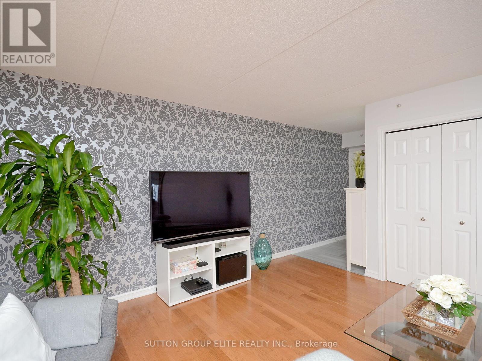 312 - 4013 Kilmer Drive, Burlington, Ontario  L7M 4M3 - Photo 5 - W12994364