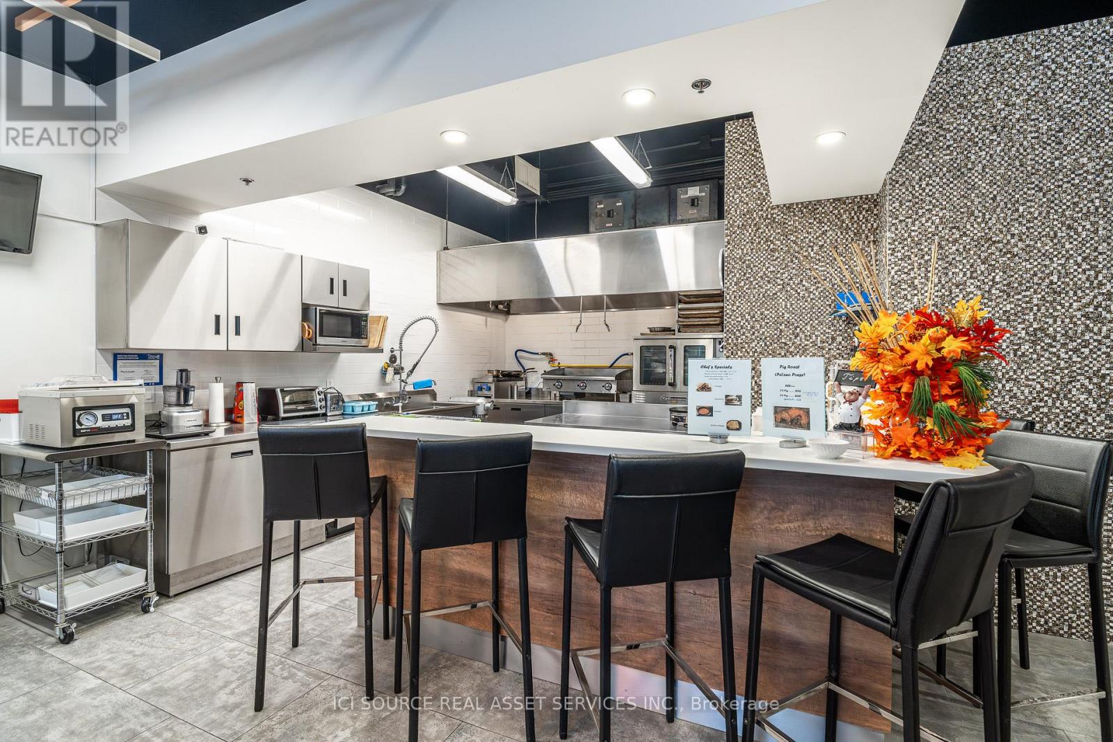 15 & 16 - 1884 Merivale Road, Ottawa, Ontario  K2G 1E6 - Photo 11 - X12994376