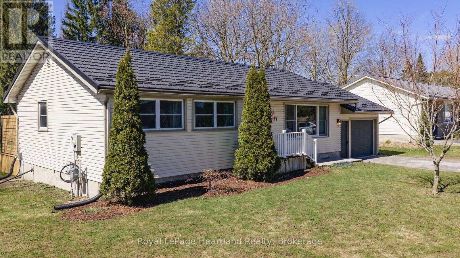 77 Chalk Street N, Huron East (Seaforth), Ontario  N0K 1W0 - Photo 3 - X12830850